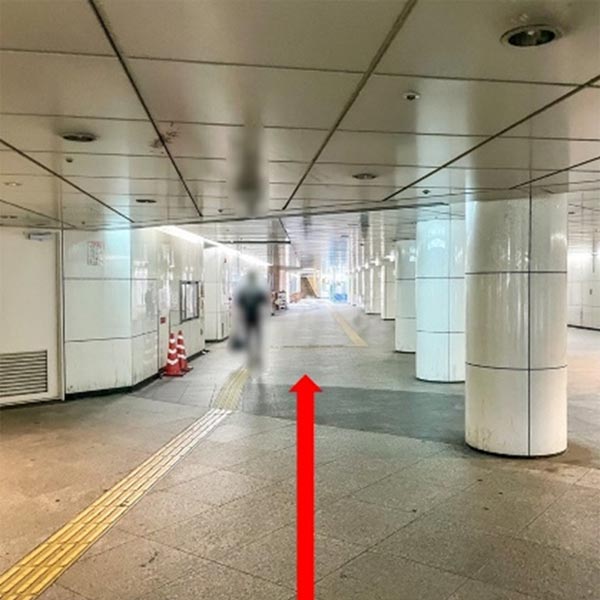 直進し、正面突き当りの[26-C]出口を目指します  （バリアフリー：直進し、左奥の[26-B]出口を目指します）