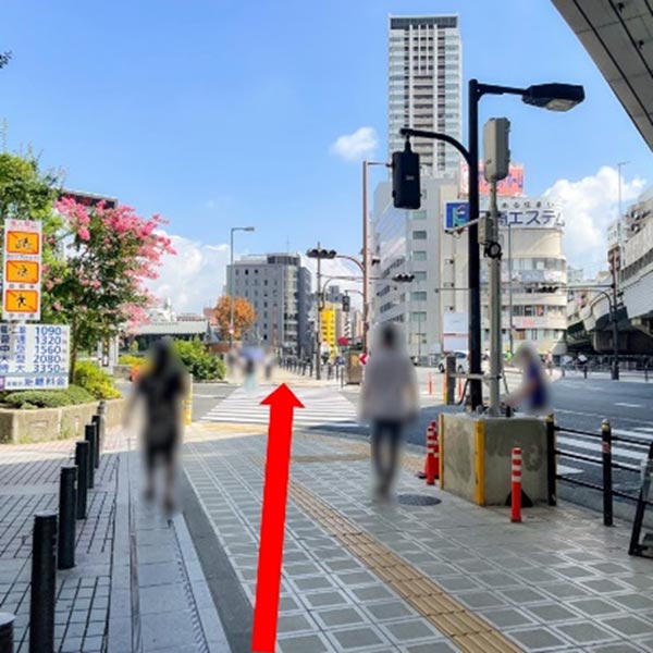 横断歩道を渡り、しばらく四ツ橋筋を直進します (バリアフリー:エレベーターをおりたら、振り返り、車と同方向へ進みます)
