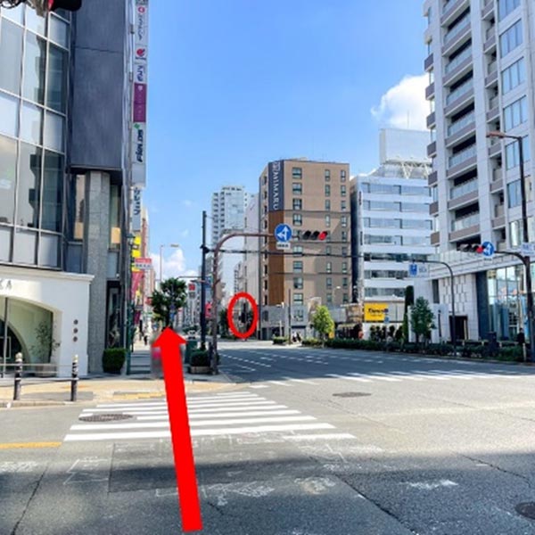 遠くにヤマハの看板がみえてきます。もう少し直進します