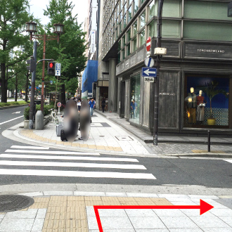 御堂筋八幡町の信号を渡らず手前で右折