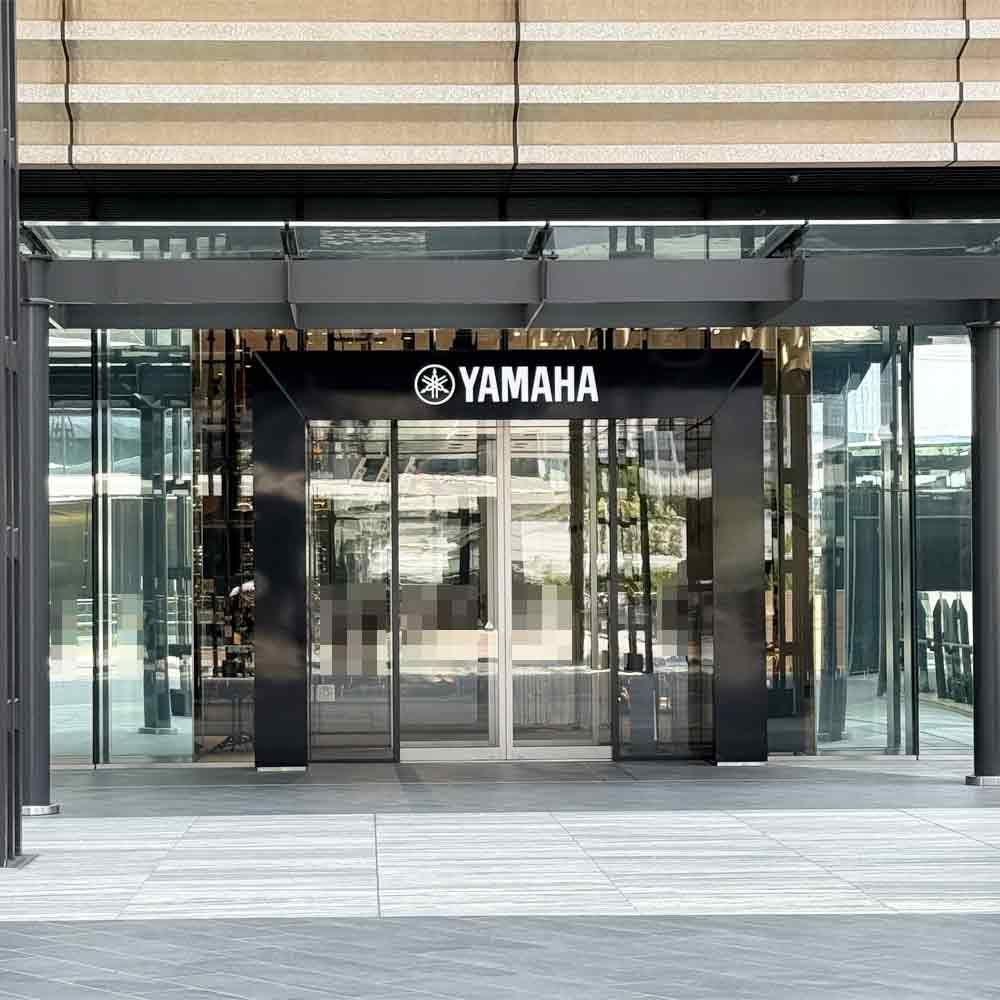 直進するとヤマハミュージック 横浜みなとみらい 2F 正面入口がございます。店内のエスカレータかエレベーターで3Fへお越しください。